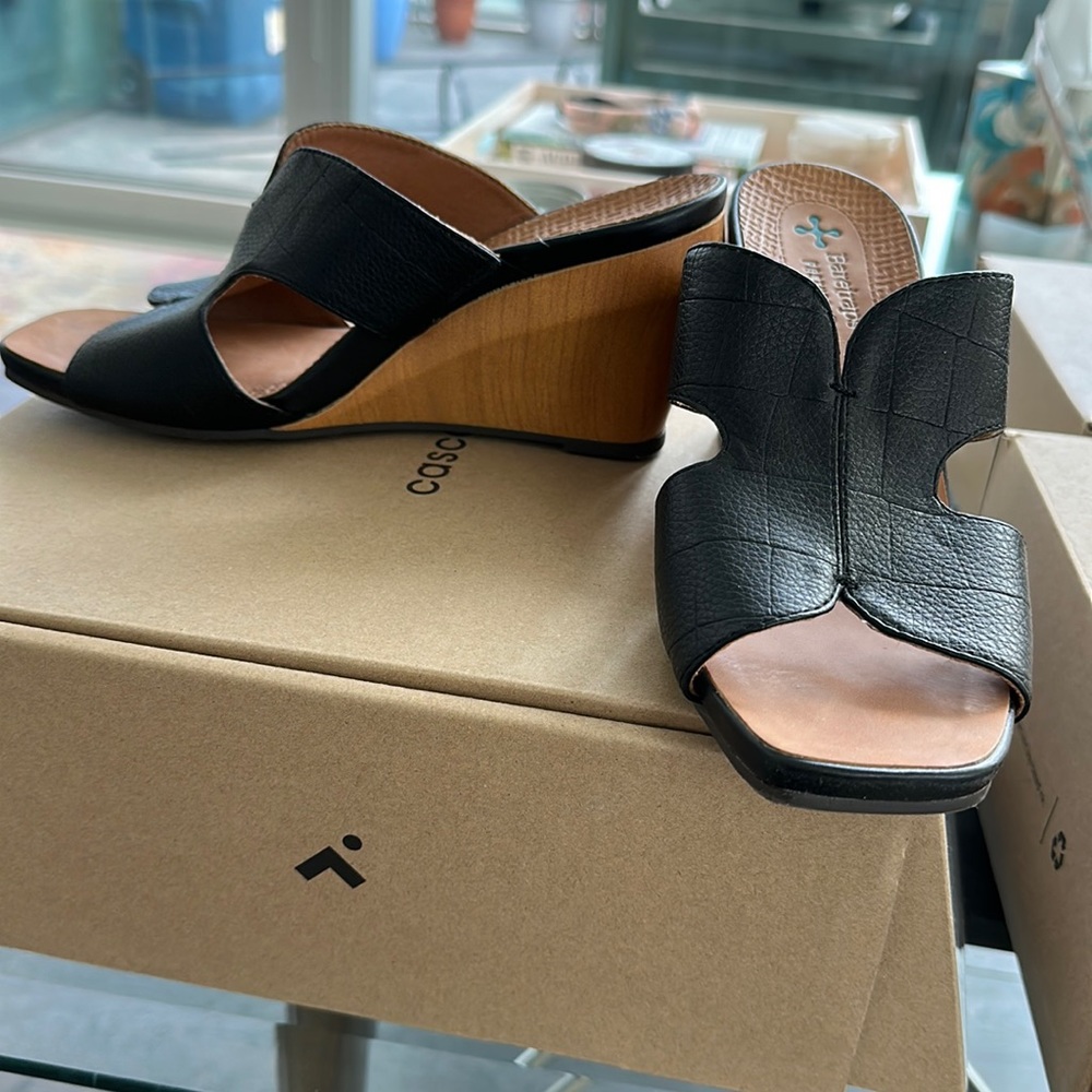 Like New, Baretraps Posture+ wedges!!